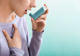 Frau mit Asthma-Inhalator